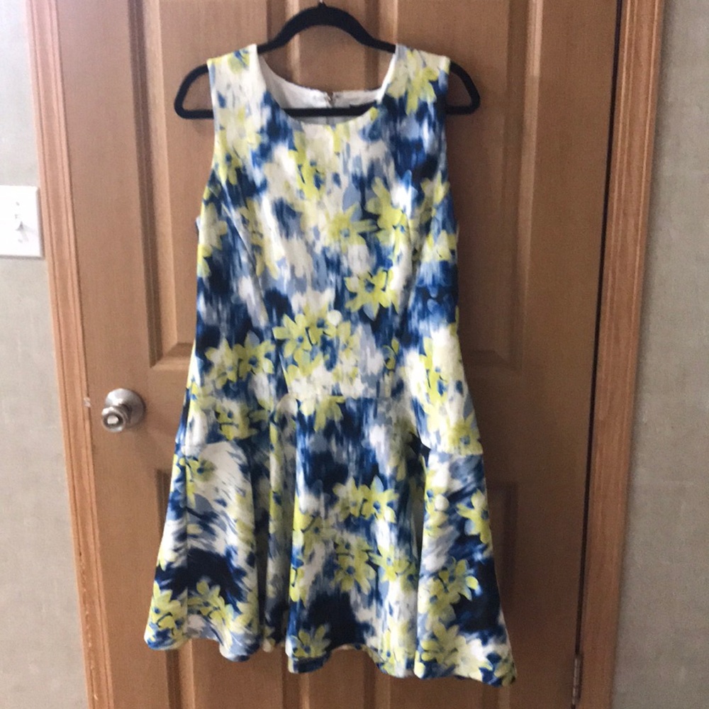 Sleeveless floral midi dress